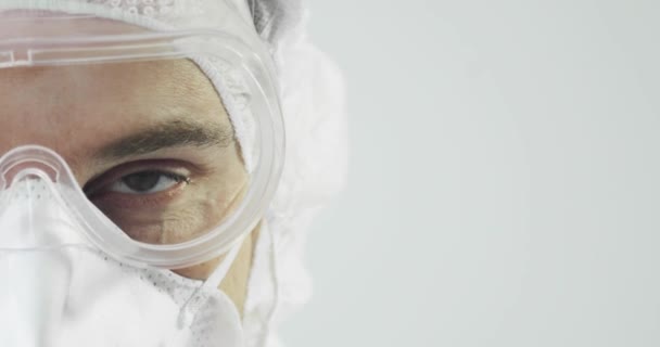 Humanläkare i skyddskläder under coronaviruspandemi, porträtt. — Stockvideo