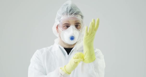 Retrato de hombre doctor está usando en ropa protectora en pandemia coronavirus . — Vídeos de Stock