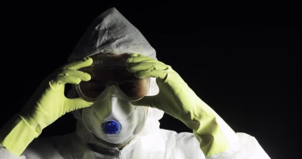 Ritratto di medico uomo si toglie i vestiti protettivi durante la pandemia di coronavirus . — Video Stock