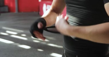 Boksör boksör spor salonunda dövüştükten ya da antrenman yaptıktan sonra ellerini açıyor..