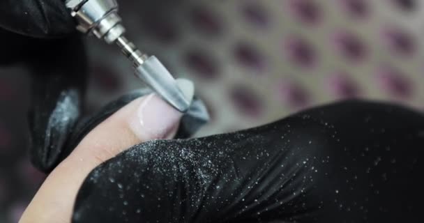 Manicure master rimuove smalto da unghie trapano elettrico, mani primo piano . — Video Stock