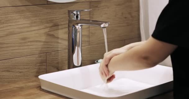 Женщина мыть руки лучший способ коронавируса промыть водой мыло сухой ковик полотенце — стоковое видео