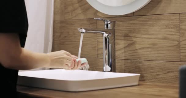 Coronavirus prevenzione pandemica lavarsi le mani. mano di bellezza donna lavarsi le mani al lavabo con schiuma, pulire la pelle e avere l'acqua che scorre attraverso le mani. Concetti di salute e bellezza — Video Stock