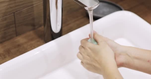 Donna lavaggio mani il modo migliore coronavirus risciacquare acqua strofinare sapone asciugamano asciutto covid — Video Stock