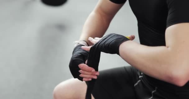 Άντρας πυγμάχος τυλίγοντας τα χέρια ταινία πριν από την καταπολέμηση ή την κατάρτιση στο γυμναστήριο, closeup χέρια. — Αρχείο Βίντεο