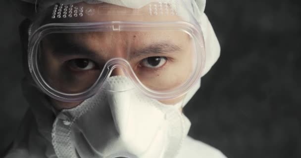 Koronavirüs salgını sırasında koruyucu giysiler içinde Asyalı doktor portresi.. — Stok video