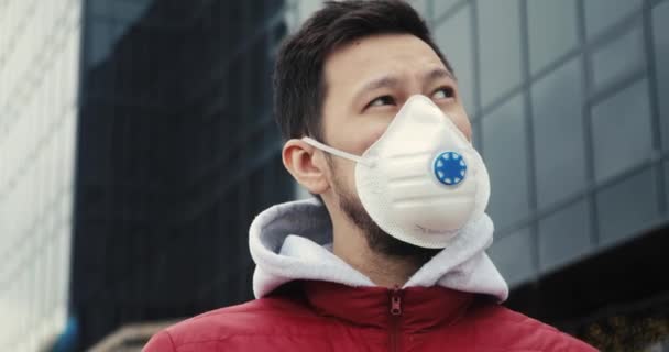 도로에 보호용 마스크를 쓴 젊은 아시아인의 초상화 건강 과 안전의 개념 N1H1 코로나 바이러스, 바이러스 보호, 차이나에서 전염병 — 비디오