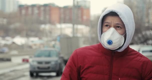 Retrato de um jovem asiático vestindo máscara protetora na rua.Conceito de vida de saúde e segurança, N1H1 coronavírus, proteção contra vírus, pandemia na China — Vídeo de Stock