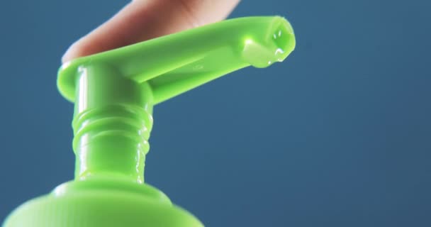 Mans hand drukken op doseren fles met ontsmettingsmiddel, dispenser closeup. — Stockvideo