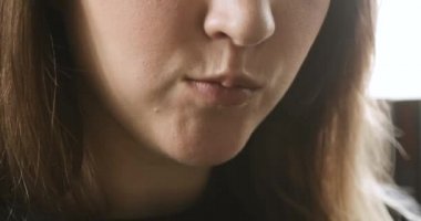 Genç kadın çok hızlı bir şekilde patlamış mısır yiyor..