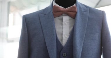 Mans blue klasik ofis takımı ve terzi dükkanında manken üzerinde fiyonk.