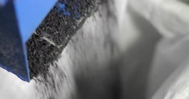 Makineden düşen işleme fabrikasından elde edilen kırıntı kauçuğu granülü.