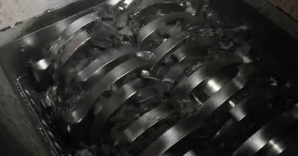 Shredder mashine işleme fabrikasında lastik lastikleri parçalıyor.. — Stok video