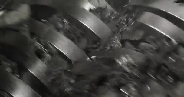 Close-up zicht van het werken shredder mashine versnipperen rubber autobanden op plant. — Stockvideo