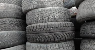 Geri dönüşüm tesisinde kullanılmış lastik lastikler, hareket halindeki kamera..