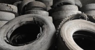 Birçok eski lastik araba lastiği geri dönüşüm fabrikasında işlem görüyor..
