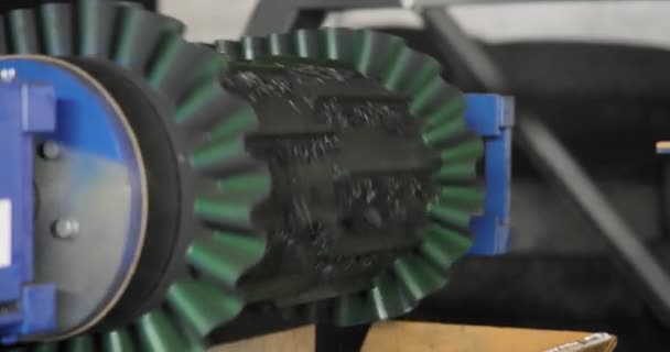 Резиновые крошки от переработанных автомобильных шин, падающих с конвейерной ленты на заводе . — стоковое видео