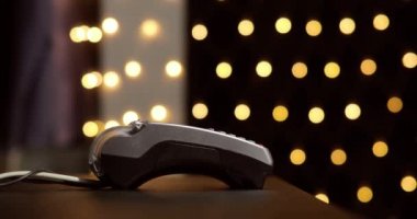 Elli saati olan bir kadın ödeme için terminal kullanıyor. Nakit olmayan bir işlem..