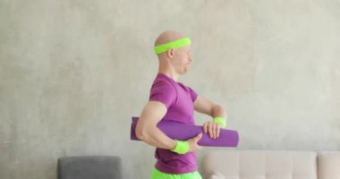 Erkek fitness manyağı evde yoga ve spor egzersizleri yapacak..