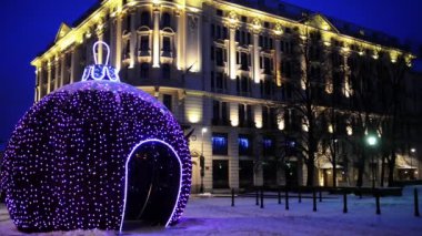Yeni yılda Krakowskie Przedmiescie. Royal Avenue, Varşova Kraliyet Yolu 'nun en kuzeyindeki bir caddedir ve Polonya' nın Varşova kentindeki Castle Square 'de bulunan Old Town ile Royal Castle' ı birbirine bağlar.