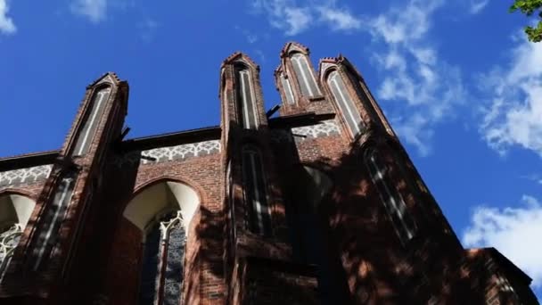 Kirche der heiligen Apostel Jakobus und Philippus in Torun, Polen - ehemalige Pfarrkirche der neuen Stadt befindet sich an der östlichen Ecke des Marktes nowomiejskiego. Tempel wurde von 1309 bis zum fünfzehnten Jahrhundert erbaut. — Stockvideo