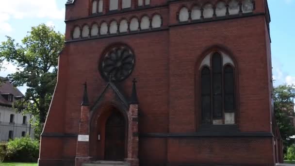 Kostel svatého Štěpána - církev evangelická-Augsburg Torun, Polsko. Byl postaven v letech 1902-1904 v naplnění příkopu v současné Waly Sikorski v neogotickém stylu. — Stock video