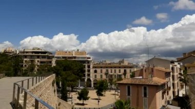 Kilise, Holy Cross Santa Creu köşesinde Santa Cruz ve San Lorenzo sokak Palma de Mallorca, Mallorca Adası yer alır. Palma, Gotik ilk yerleşim birimleri biridir.