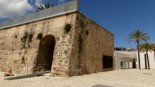 4k Es Baluard is museum voor moderne en hedendaagse kunst van Palma, Mallorca, Balearen, Spanje. Opgericht op 30 januari 2004, vertoont Es Baluard verzameling hedendaagse kunst van kunstenaars van de Balearen. — Stockvideo