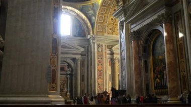 Vatikan - 24 Ocak 2015: Papalık Basilica of St. Peter Vatikan ya da sade bir şekilde St. Peters Bazilikası, Vatikan, Papa'nın yerleşim bölgesi Roma şehrinin içinde bir İtalyan Rönesans kilisede olduğunu.