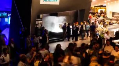 Ifa, Messe, Berlin - 6 Eylül 2016: Timelapse Siemens, Internationale Funkausstellung Berlin, Almanya'da çamaşır makinesiyle ürün sunumu için stand