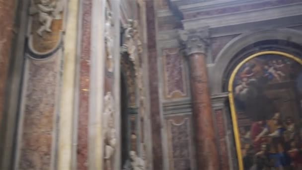 Vatikanstaten - januari 24 2015: Den påvliga basilikan St Peter i Vatikanen eller helt enkelt Peterskyrkan, är en italiensk renässans kyrka i Vatikanstaten, den påvliga enklaven inom Rom. — Stockvideo