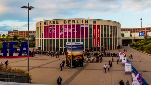 IFA, Messe Berlin - 5 września 2016: timelapse Internationale Funkausstellung Berlin (Wystawa międzynarodowa radio Berlin, aka Berlin Radio Show) jest jednym z najstarszych wystawy przemysłowe, Niemcy — Wideo stockowe
