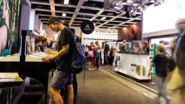 IFA, MESSE, BERLÍN - 6 DE SEPTIEMBRE DE 2016: timelapse hall of sale of musical gadgetson Internationale Funkausstellung Berlin, Alemania — Vídeos de Stock