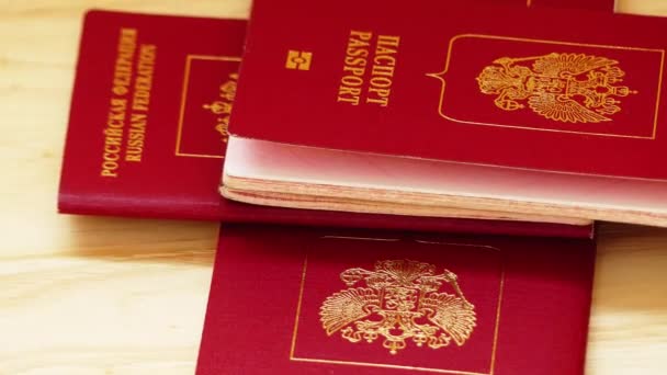 Pasaportes extranjeros de la Federación Rusa con una cubierta roja . — Vídeo de stock