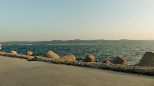 Twee mooie meisjes lopen in Nesebar is een oude stad en een van de belangrijkste badplaatsen aan de Bulgaarse Zwarte Zee kust, gelegen in Boergas. — Stockvideo