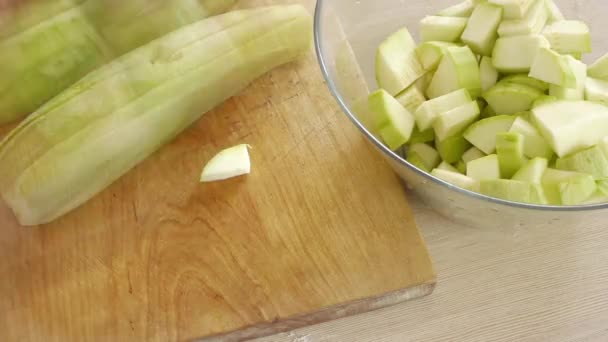 Timelapse: woman is cutting with a knife bell pepper, zucchini and eggplant on a wooden cutting board. — Stock Video