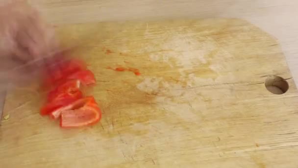 Timelapse: woman is cutting with a knife bell pepper on a wooden cutting board. — Stock Video