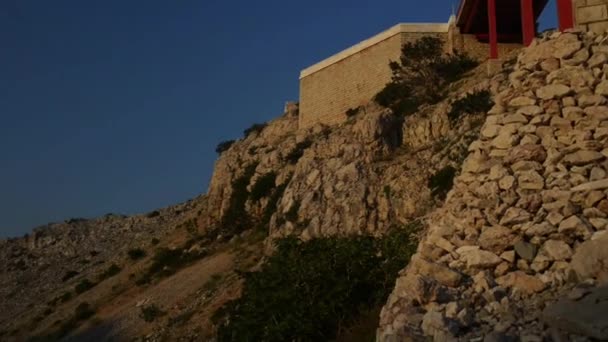 Le pont Maslenica est un pont-voûte qui porte la route nationale D8 à environ 1 km à l'ouest de la colonie de Maslenica, en Croatie. 