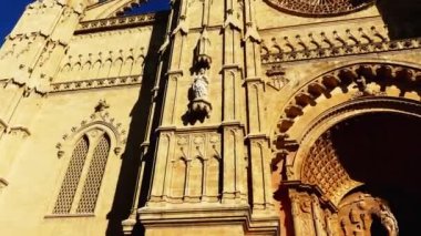 4k Katedrali, Santa Maria ve daha yaygın olarak anılacaktır La Seu, Palma, önceden varolan bir Arap Camii sitede inşa Palma, Majorca, İspanya, içinde bulunan Gotik Roman Katolik Katedrali olduğunu..