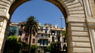 4 k Lonja de Palma de Mallorca ve Sa Llotja bir Mallorca Gotik mimarisinin başyapıtlarından biridir. Bu Guillem Sagrera tarafından 1420 ve 1452 arasında inşa edilmiş ve tüccarlara üniversite ev.