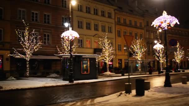 Krakowskie Przedmiescie in New Year. Royal Avenue constitutes northernmost part of Warsaw Royal Route, and links Old Town and Royal Castle at Castle Square in Warsaw, Poland — Stock Footage Krakowskie Przedmiescie in New Year. Royal Avenue constitutes northernmost part of Warsaw Royal Route, and links Old Town and Royal Castle at Castle Square in Warsaw, Poland Royalty Free Stock Footage