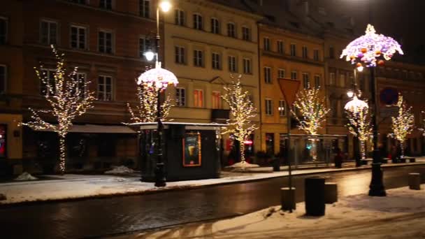 Yeni yılda Krakowskie Przedmiescie. Royal Avenue, Varşova Kraliyet Yolu 'nun en kuzeyindeki bir caddedir ve Polonya' nın Varşova kentindeki Castle Square 'de bulunan Old Town ile Royal Castle' ı birbirine bağlar. — Stok video