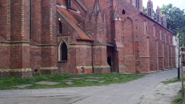 Kostel svatých apoštolů Jakuba a Filipa v Toruň, Polsko - bývalý farní kostel z nového města se nachází na východním cípu trhu Nowomiejskiego. Chrám byl postaven z roku 1309 do patnáctého století. — Stock video