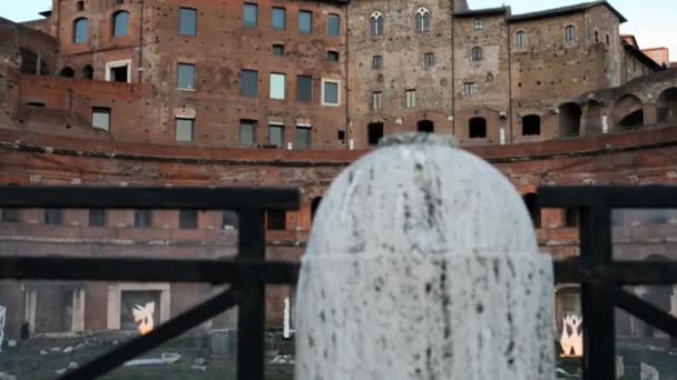 Trajans 市場 (トライアーノ) はイタリア、ローマの遺跡の大規模な複合体がコロッセオに反対側の端、フォーリ インペリアーリに位置します。. — ストック動画