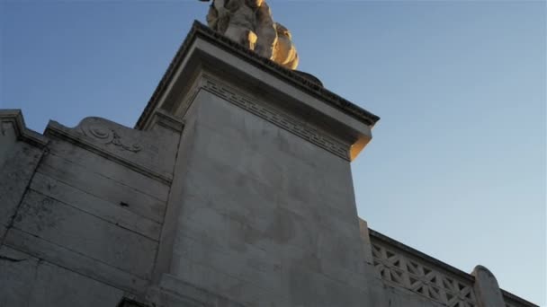 Altare della Patria是一座纪念意大利统一后第一位国王维克托 · 伊曼纽尔的纪念碑，位于意大利罗马。它占据了皮亚扎伊利亚广场和首都山之间的一个地方. — 图库视频影像