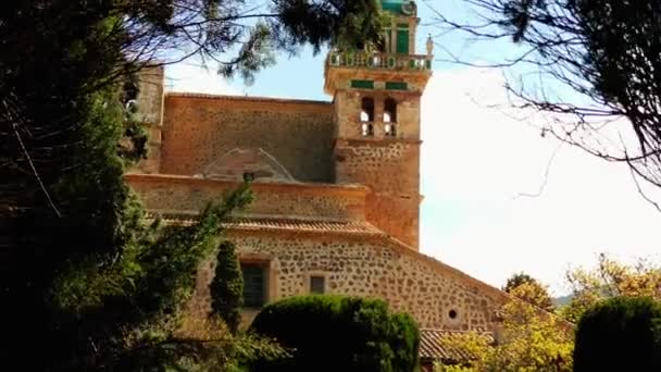 瓦卡尔特修道院 （瓦卡尔特会修道院） 是西班牙巴利阿里群岛马略卡岛，瓦前的卡尔特会修道院。卡尔特修道院的前身是皇家官邸. — 图库视频影像