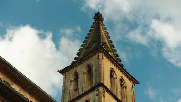 Kyrkan Saint Bartholomew inför den östra sidan av Placa flankeras av ajuntament och Banco de Soller, katalanska arkitekten Joan Rubio jag Bellver. Soller, Mallorca, i Balearerna i Spanien. — Stockvideo