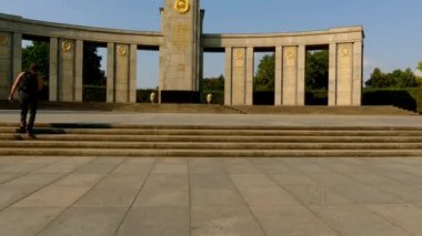 Sovyet savaş anıtı (Tiergarten) birkaç savaş anıtları dikilen savaşı anmak için SSCB tarafından Berlin'de, Almanya sermaye city, biri ölü.