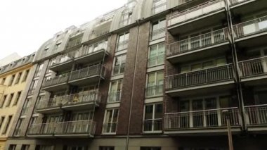 Almanya'nın başkenti Berlin'deki Sankt Wolfgang-Strasse'deki tarihi binalar. Kuzeydoğu Almanya'da Spree ve Havel nehirlerinin kıyısında yer alan şehir, Berlin-Brandenburg Metropolitan Bölgesi'nin merkezidir..