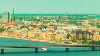 Timelapse: Başkenti ve en büyük şehir Letonya Riga şehridir. Riga Baltık ülkelerinin en büyük şehridir. Şehrin Daugava ağzında Riga Körfezi üzerinde yatıyor.